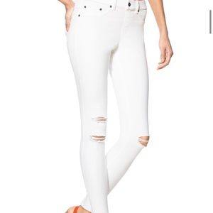 NWOT Women’s White, Ripped, Skinny jeans. Size 10